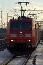 053. 185 042-9 und 220-1 kam mit einem Kohlependel ber Gleis 5 durch Harburg gefahren. 3.1.11