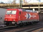 185 605-3 der HGK strebt am 8.1.11 solo durch den Harburger Bahnhof.