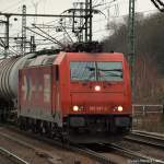 185 587-3 fhrt am 15.1.11 durch den Bhf. Hamburg-Harburg.