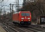 Solo rollt 185 348-0 am 8.1.11 durch den Harburger Bahnhof.