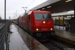 185 605-3 rollt am 6.2.11 bei strmendem Regen mit dem SDZ 13488 in den Bhf. Hamburg-Altona auf Gleis 5 ein.