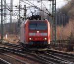 185 141-9 poltert am 11.2.11 ber die Gleisverbindung im Gleisvorfeld des Harburger Bahnhofs.
