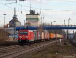 Mit einem bunten Containerzug fhrt 185 259-9 am 12.2.11 unter der neuen blauen Brcke von Tostedt hindurch und strebt weiter gen Sden.