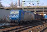 Erst fuhr 185 530-3 Solo an uns vorbei , dann kam sie mit einem langen Containerzug zurck und verschwand Richtung Sden.....26.2.11