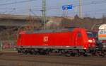 185 006-4 fuhr mit einem langen ler an uns vorbei durch den Harburger Bahnhof. 26.2.11