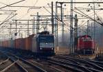 185 544-4 der MRCE die fr WLC fhrt zog einen langen Zug mit vielen Paketen drauf durch Harburg. 26.2.11