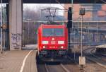 185 385-2 und 366-2 rollten gemtlich ber Gleis 5 durch den Harburger Bahnhof. 26.2.11