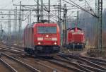 185 298-7 rollte gemtlich an 212 298 und ihrer Schwesterlok vorbei durch Harburg. 26.2.11