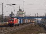 185 293-8 fhrt am 12.3.11 mit einem bunten Containerzug durch den Ort Tostedt.