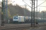 185 677-2 der ITL fuhr mit einem langen ler durch HH-Harburg. 30.3.11