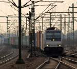 185 672-3 Railpool/EVB rollt hier mit einem Containerzug durch Harburg. 30.3.11