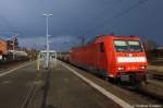 185 155-9 mit Rs Ganzzug von der PKP-Cargo die mit neuen Schienen beladen sind in Rathenow. Evtl sind das neue Schienen fr die anstehenden Reparatur arbeiten an der Strecke Berlin-Hannover. 04.04.2011 