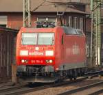 Mit lautem Pfiff kam 185 179-9 wieder Solo zurck durch HH-Harburg gefahren. 30.3.11