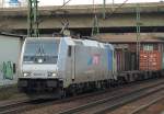 185 672-3 der EVB mit Containerzug in Harburg. 30.3.11