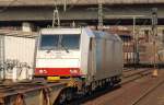 Nachschuss auf die 185 638-4 von Railpool die hier mit einem leeren Containertransportzug durch Harburg rollt. 02.04.11