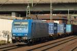 185 530-3 der Verkehrsbetriebe Peine Salzgitter rollt mit einem Containerzug durch Harburg. 2.4.11