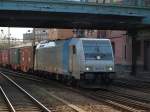 185 671-5 RailPool/OHE rollte hier mit vielen  Paketen  durch den Bhf.Harburg. 2.4.11