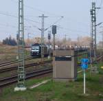 185 551-9 MRCE/CFL Cargo steht hier mit einem Chemiezug in Warteposition in Flensburg-Weiche(Bild wurde aus dem fahrenden Zug gemacht).20.4.11