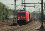 185 348-0 kam mit einem Kalkzug nach Hamburg gefahren, links der leider zugefahrene Express KLV nach Dnemark der von einer BR 182 und einer BR 189 gezogen wurde.
