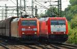 185 055-1 berholt mit ihrem Kohlezug die inzwischen stehengebliebene 185 598. HH 7.5.11