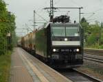185 557-6 die fr CFL Cargo fhrt rauscht hier mit einem Chemie-Zug durch Schleswig. 17.5.11