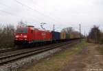 Mit einem Containerzug aus dem Hafen fhrt 185 303-5 am 31.3.11 durch Moorburg.