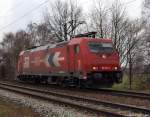 185 587-3 der HGK rollt am 31.3.11 solo durch Moorburg und strebt in den Hafen.