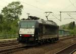 185 554-3 rollt hier im Schritttempo als Tfzf 94994 mit einem Drehgestellproblem in den Schleswiger Bahnhof und hielt direkt vorm Stellwerk. 26.5.11