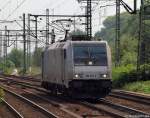 185 672-3 von Railpool fhrt am 21.5.11 solo durch den Bhf. Hamburg-Harburg.