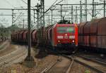 185 079-1 rollt mit einem aus Tanoos Waggons bestehendem Kali Zug durch HH-Harburg. 01.06.11