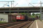 185 271-4 rollt mit einem kurzen Autotransportzug durch Harburg. 01.06.11