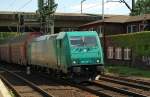 185 607-9 rollt hier mit einem Autotransportzug durch den Harburger Bahnhof. 01.06.11