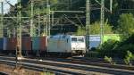 185 538-6 der TXL rollte am frhen Abend des 3.6.11 mit einem Containerzug durch Harburg.