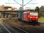 185 164-1 wurde mit ihrem Containerzug ber Gleis 4 durch den Bhf.Harburg geleitet. 01.07.11