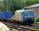 Die fr TX Logisitk fahrende 185 518-8 fhrt hier mit einem Containerzug durch Harburg. 01.07.11
