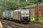 185 564-2 rollt hier mit einem Containerzug durch den Bahnhof Harburg. 08.07.11