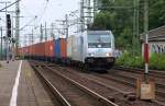 185 677-2 der ITL/Railpool kam leicht auffllig mit Fernlicht und einem Containerzug durch Harburg gefahren. 08.07.11