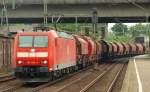 185 054-4 durchfhrt hier den Harburger Bhf mit einem Kalkzug. 08.07.11