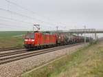 br-6185-traxx-f140-ac1-ac2/155504/die-185-057-am-28042011-mit Die 185 057 am 28.04.2011 mit einem Kesselwagenzug unterwegs bei Hebertshausen. 
