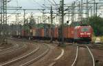 185 040-3 mit Containerzug mal aus etwas anderer Perspektive in Harburg aufgenommen. 19.8.11