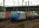 185 513-9 die blaue von TXL fhrt hier gerade mit einem ler durch Harburg. 19.8.11