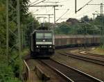 MRCE/CFL Cargo 185 565-9 fhrt hier mit dem Papierzug am Haken durch Schleswig. 25.8.11