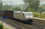 Mit ber 20h Versptung kam die 185 538-6 der TX Logistik mit dem DGS 69370 ( black box  Container mit Kohle befllt) durch Schleswig gefahren. 05.09.11 