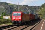 185 402 mit Containerzug in Richtung Sden am 31.08.11 in Lorchhausen