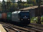 185 546-9 der OHE inzwischen ohne LTH Werbung unterwegs rollt hier mit vielen Containern durch Harburg. 15.10.11 