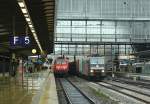 185 571-7 rumpelt hier mit einem Containerzug durch Bremen Hbf. 3.12.11