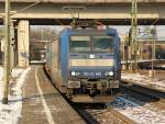 185 508-9/CL-008 rollte mit vielen blauen Containern am Haken durch Harburg. 31.1.12