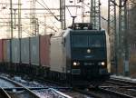 185 545-1(mgw Services)rollt mit Paketzug durch Harburg. 31.1.12