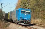 Die blaue 185 513 von TX Logistik mit Gterzug bei Grokarolinenfeld auf der Fahrt von Mnchen in Richtung Rosenheim (29.10.2011).