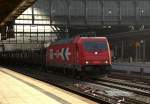 185 588-1 der HGK/MEV fhrt hier mit vielen Autotransportwagen durch den Bremer Hbf. 03.03.12
